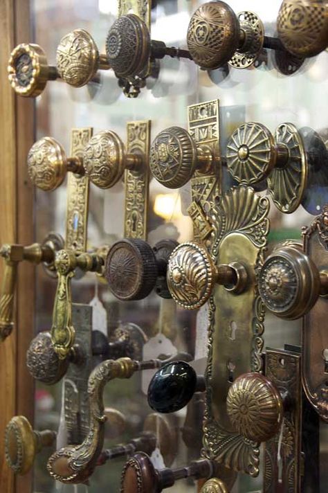 Clearly I love antique doors and door details. I love door knobs, have a bunch on an old door I use for a head board Furniture Minecraft, Minecraft Diy, Furniture Dressers, Old Door Knobs, Door Knobs And Knockers, Vintage Door Knobs, Antique Door Knobs, Minecraft Furniture, Old Keys