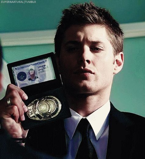 The FBI was searching for the body of Senator  Boyd Boyette, so they could convict Barry "the Blade" Muldanno, Jerome Clifford's client. They suspected Mark Sway knew where it was. Dean Winchester Tumblr, Dean Winchester Icons, Dean Winchester Supernatural, Dean Supernatural, Supernatural Tumblr, Supernatural Tattoo, Supernatural Imagines, Jensen Ackles Supernatural, Supernatural Wallpaper