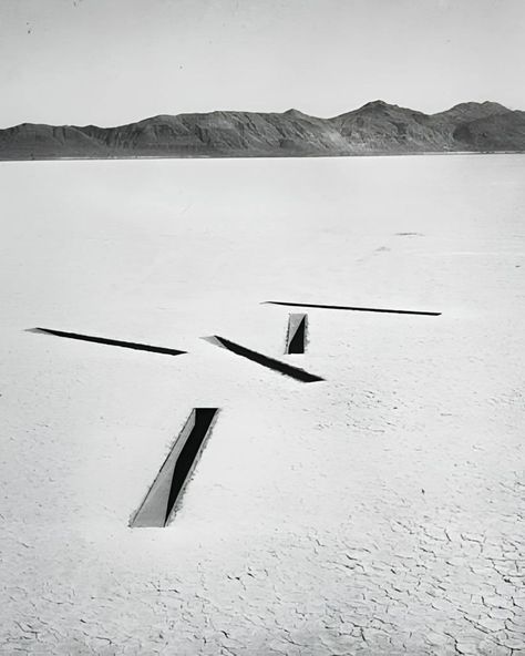 Michael Heizer, born in 1944 in Berkeley, California, is a key figure in the Land Art movement, known for his monumental, site-specific sculptures. Raised in an artistic environment with an anthropologist father and an educator mother, Heizer briefly attended the San Francisco Art Institute before exploring the American West deserts. His early notable work, “Double Negative” (1969-70), involves displacing 240,000 tons of earth to create two massive trenches in the Nevada desert. Another signi... Land Art Photography, Michael Heizer Land Art, Human Impact On The Environment, Michael Heizer, Double Negative, Future Artist, Nevada Desert, James Turrell, Circle Tattoos