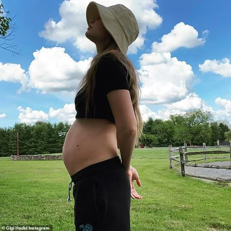 Gigi Hadid Pregnant, Pregnancy Fits, Baby Bump Clothes, Pregnancy Belly Photos, Belly Photos, Pregnancy Bump, Pregnancy Clothes, Pretty Pregnant, Baby Momma