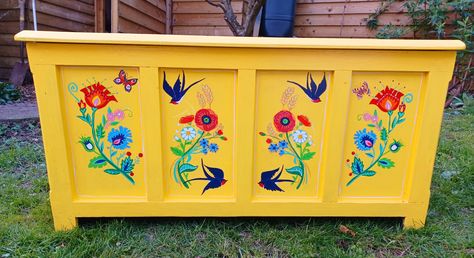 Wooden Toybox Makeover, Toy Chest Painting Ideas, Paint Toy Box Ideas, Refinish Toy Chest, Painted Toy Box Ideas, Painted Toy Chest, Painted Toy Boxes, Hand Painted Toy Chest, Painted Blanket Box