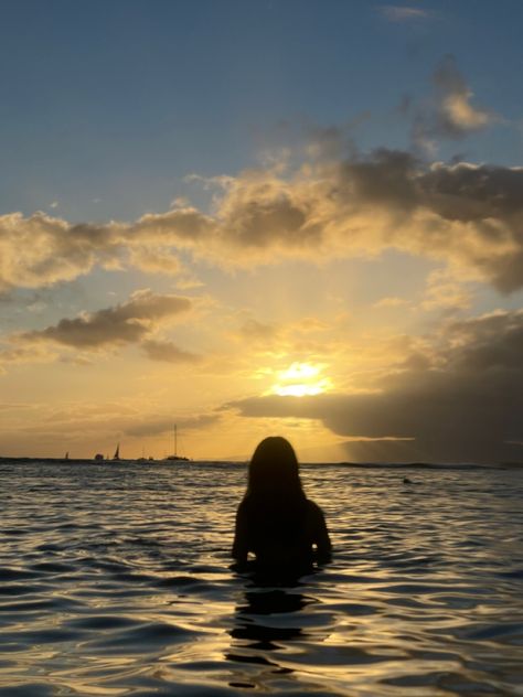 Beach Poses Without Face, No Face Vacation Pics, Beach No Face Photos, Lowkey Beach Photos, Śéxý Girl In Beach, Sunset Beach Pictures, Beach Sunset, Beach Pictures, Couple Goals