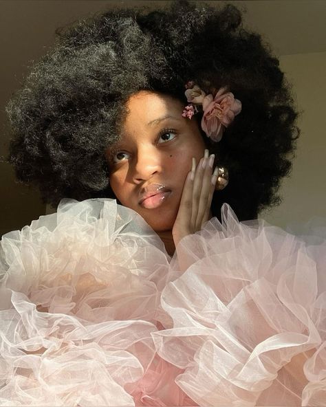 Soft Fairycore Outfits, Afro 4c Hairstyles, Natural Curly Afro, Soft Fairycore, Feminine Black Women, Princesscore Aesthetic, Coquette Summer, Hyper Feminine, Flower Princess