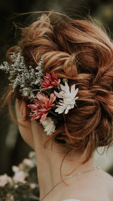 Flower Updo Wedding, Autumn Wedding Hairstyles, Wedding Hair Ginger, Bride Hairstyles Long Hair, Hairstyles Long Hair Wedding, Forest Wedding Hair, Ginger Bride, Wedding Hairstyles Boho, Floral Hairstyles