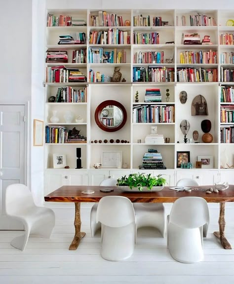 Dining Room Bookshelf, Minimalistic Eclectic, Minimal Apartment Decor, Dining Room Bookshelves, Bookshelf Styling Living Room, Modern Home Library, Home Library Ideas, Dream Home Library, Minimal Apartment