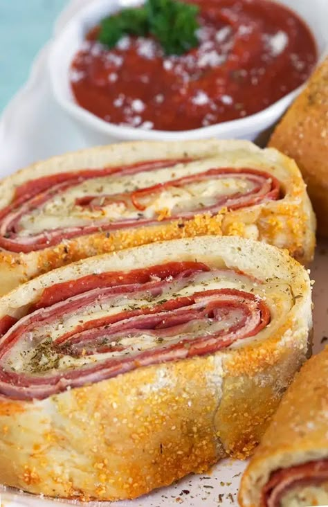 Authentic Italian Stromboli Recipe, Stromboli Italian, Italian Stromboli, Easy Stromboli, Stromboli Recipe Easy, Homemade Stromboli, Italian Hoagie, Stromboli Recipe, Recipe Italian