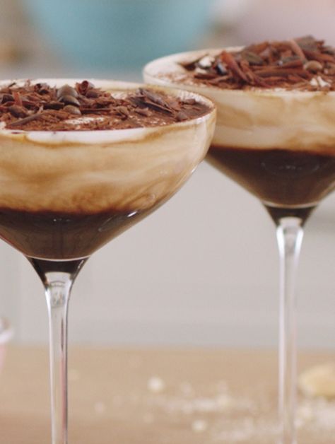 Alcoholic Shakes, Tiramisu Cocktail, Martini Expresso, Tiramisu Martini, Baileys Tiramisu, Baileys Drinks, Baileys Original, Espresso Martini Recipe, Baileys Recipes