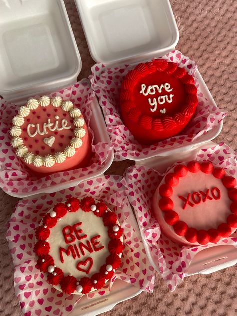 Minimal aesthetic cakes Vday Mini Cake, Cake Inspo Fondant, Bento Cake Valentine Design, Lunchbox Cake Business, Valentine’s Day Bento Box Cake, Lunch Box Cakes Valentines, Tiny Valentines Cakes, Valentine Cake Aesthetic, Valentine Bento Cakes