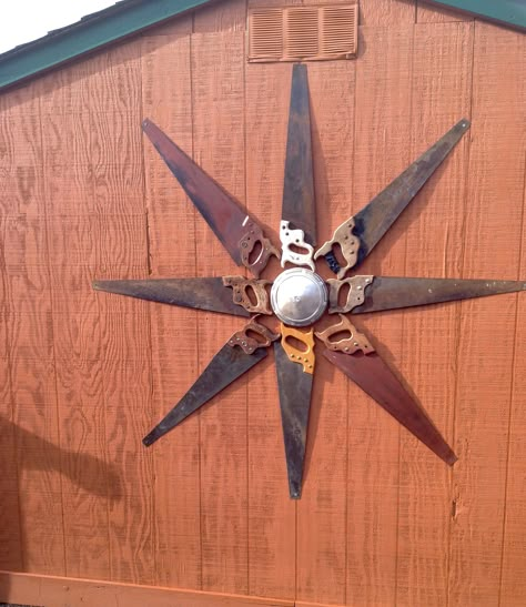 Old Saws Ideas, Old Saw Blades Ideas Diy, Handsaw Art, Hand Saws Repurposed, Saw Art Ideas, Hand Saw Art, Welded Saw Blade Art, Old Tools Decor Ideas, Old Hand Saw Ideas Art