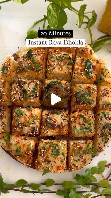 Sooji Dhokla Recipe, Rava Dhokla Recipe, Instant Snacks Recipes Indian, Veg Snacks Recipes, Vegetarian Party Snacks, Healthy Dinner Recipes Indian, Vegetarian Party, Dhokla Recipe, Vegetarian Snacks Recipes