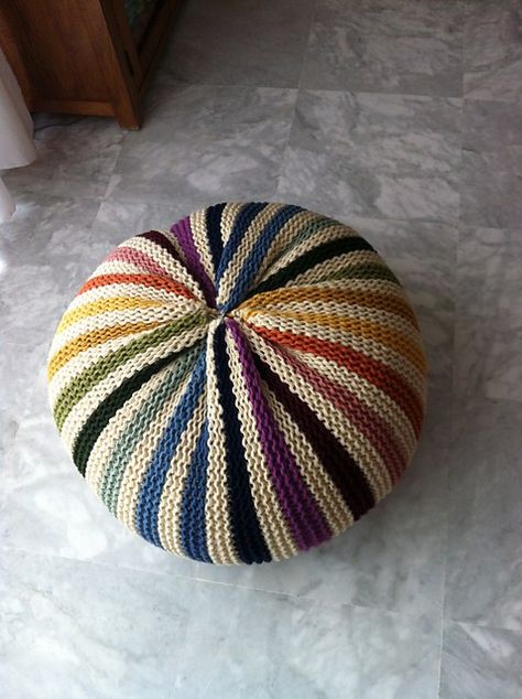 I’ll take this one please! Made by Carlota, based on the Puff Daddy pattern (free!) by Anna & Heidi Pickles. Crochet Pouf, Knitted Pouf, Crochet Pillows, Floor Pouf, Knit Pillow, Crochet Cushions, Knitted Wit, Bag Crochet, Crochet Home