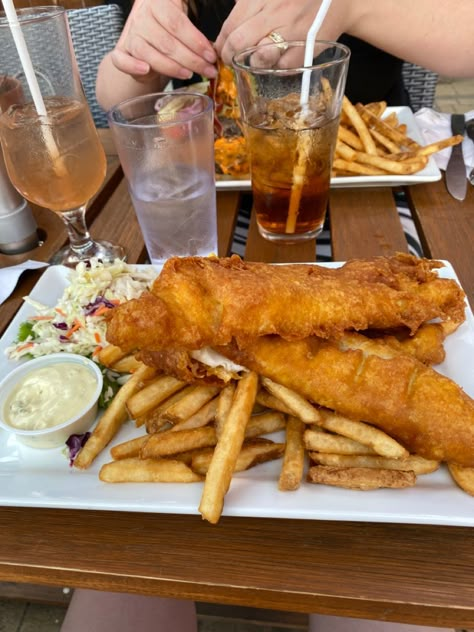 Fish And Chips Aesthetic, Foodie Aesthetic, Yummy Comfort Food, Food Goals, Chef Recipes, Fish And Chips, Food Obsession, Food Cravings, Amazing Food