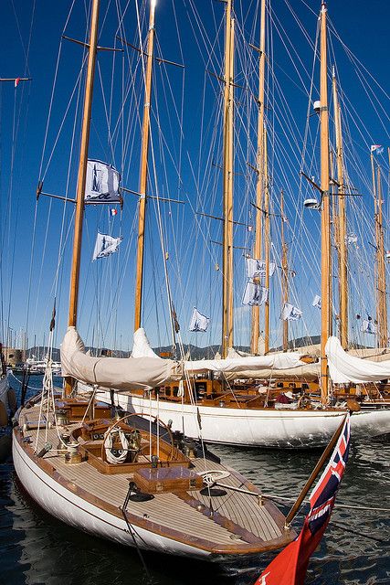 Classic sailboats at the dock by RockskipperPhoto Classic Sailboat, Navi A Vela, Sail Life, Wooden Sailboat, Classic Sailing, Sailing Holidays, Classic Yachts, Old Boats, Sailing Vessel