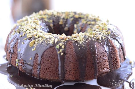 Moist homemade chocolate cake https://amiraspantry.com/moist-homemade-chocolate-cake/ Chocolate Cardamom, Homemade Chocolate Cake, Pistachio Cake, Moist Chocolate Cake, Food Is Fuel, Chocolate Coconut, Homemade Chocolate, Chocolate Ganache, Cafe Food