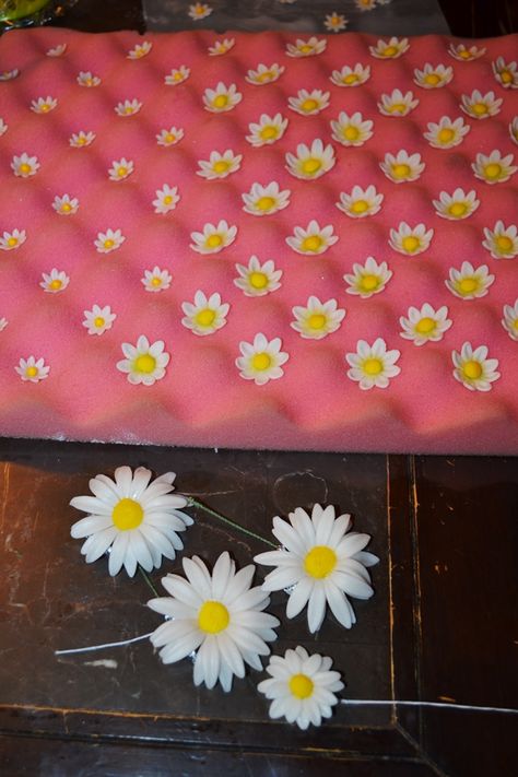 Fondant Recipe and Daisies Tutorial - CakeCentral.com Cover Cake With Fondant, Home Made Fondant, Fondant Daisies, 60 Cake, Cupcakes Decoration Tutorial, Pastry Decoration, Cupcake Frosting Recipes, Cake Decorating Flowers, Diy Fondant