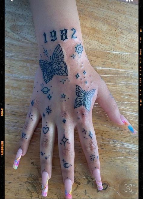 Leo Tattoo, Sign Tattoo, Hand Tattoos For Girls, Hand And Finger Tattoos, Cute Hand Tattoos, Pretty Hand Tattoos, Tattoo Butterfly, Sharpie Tattoos, Tattoos Geometric