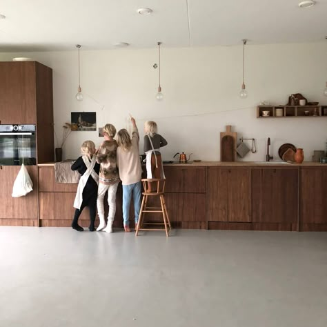 At Home with Instagram Star Sanne Hop and Her Family of Six in the Netherlands Concrete Houses, Vanity Ideas, Oak Kitchen, Open Plan Kitchen, Home Decor Pictures, Cheap Home Decor, 인테리어 디자인, Bedroom Diy, Kitchen Inspirations