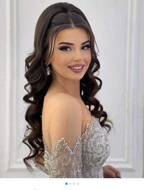 Quince Hair Down, Peinados De Quinceanera Suelto, Quince Mom Hairstyles, Arab Wedding Hairstyles, Hairstyles For Quinceanera Guest, Bride Hair Down Curls, Bride Hair With Veil, Side Hairstyles Wedding, Hairstyles On Gown