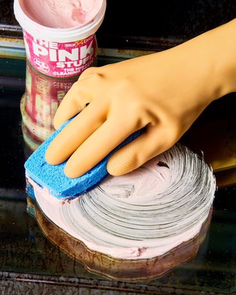 picture of a hand using pink stuff to clean inside of oven Oven Door Cleaner, Cleaning An Oven, Cleaning Oven Glass, Clean An Oven, Clean Oven Door, Oven Cleaning Hacks, The Pink Stuff, Oven Diy, Clean Stove