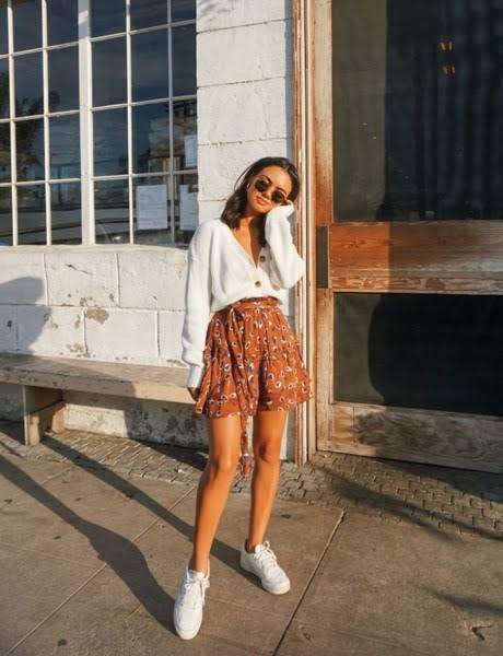 Michelle Infusino, White Sneakers Outfit, Mode Ulzzang, Spring Trends Outfits, Gwyneth Paltrow, A Skirt, Mode Inspo, Date Outfits, Sneakers Outfit