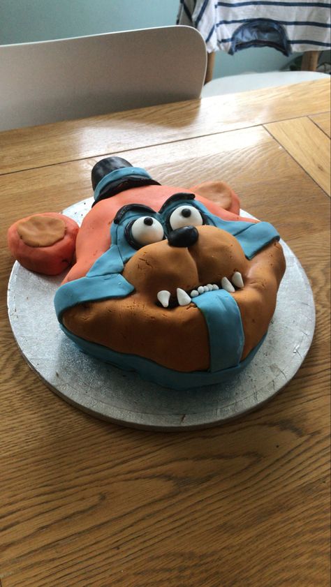 Fnaf Cakes Funny, Fnaf Snacks, Fredbears Family Dinner, Fnaf Birthday Cake, Fandom Cakes, Meli Core, Glam Rock Freddy, Fnaf Cakes, Fnaf Cake