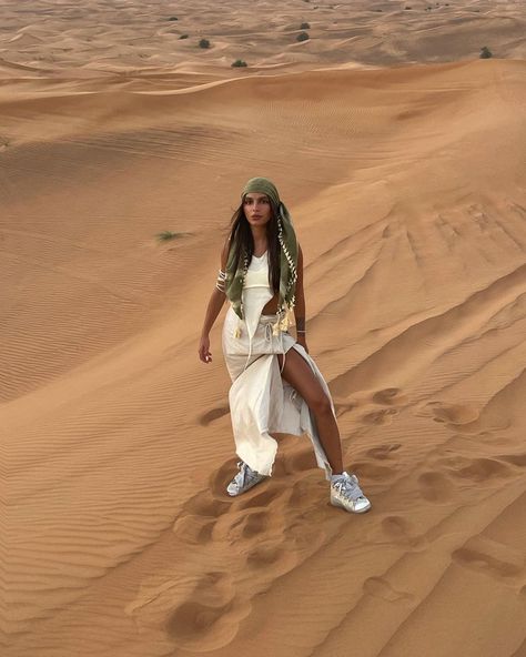 Morocco Clothes, Dubai Desert Outfit, Desert Safari Outfit, Morocco Travel Outfit, Desert Outfit Ideas, Egypt Clothing, Moda Safari, Egypt Outfits, Dubai Outfit