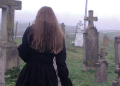 Graveyard girl Graveyard Girl, Angels Blood, Buffy Summers, Crystal Castle, Angel Aesthetic, Southern Gothic, Season Of The Witch, Buffy The Vampire Slayer, Vampire Slayer