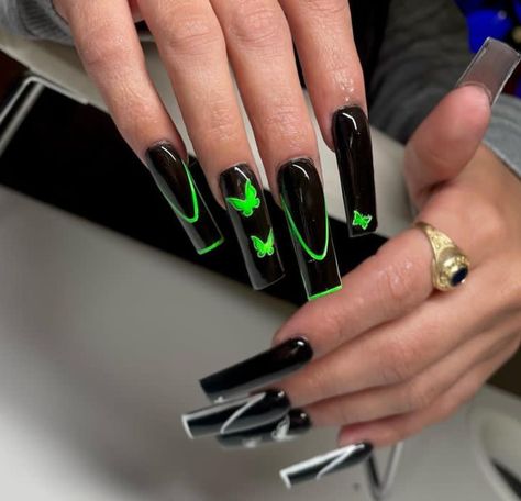 Black Nails With Green Design, Black And Lime Nails, Black And Lime Green Nails, Green And Black Nails Acrylic, Lime Green And Black Nails, Neon Green Nail Ideas, Green And Black Nails, Lime Nails, Lime Green Nails