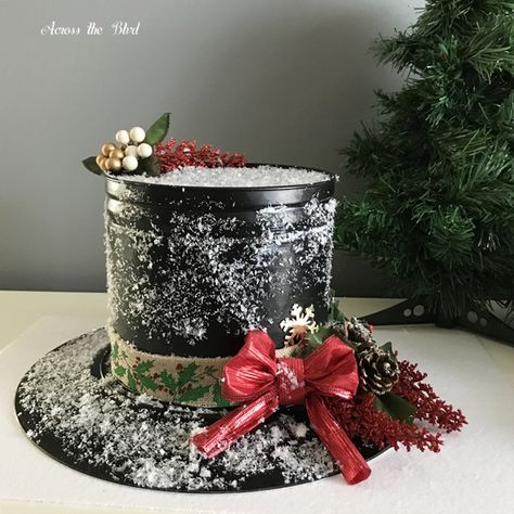 Make a DIY Snowman's Hat using items from a thrift store. It's an easy craft that is great for holiday tabletop decor or as a centerpiece. Snowman Craft Ideas, Creative Snowman, Takken Decor, Diy Snowman Ornaments, Diy Schneemann, Snowman Crafts Diy, Snowman Craft, Easy Holidays Crafts, Ideas Navideñas