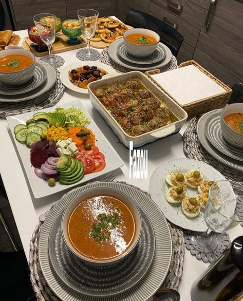 Moroccan Ramadan Table, Ramadan Food Table, Ramdan Food Idea, Ramadan Menu Ideas, Ramadan Food Iftar Table, Table Ramadan, Ramadan Recipes Iftar, Decoraciones Ramadan, Plats Ramadan