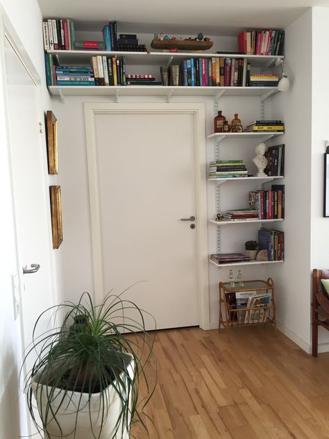 Shelves In Doorway, Clever Ideas For The Home, Book Shelf In Small Space, Shelves Above Doorway, Creative Bedroom Storage, Shelves Above Door, Small Room Book Storage Ideas, Shelf Over Door, Bookshelves For Small Spaces