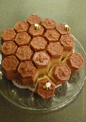 Honey Cone, Cooking With Honey, Cone Cake, Honeycomb Cake, Nursing Cake, Pull Apart Cake, Cake Pulls, Pull Apart Cupcakes, Honey Cake