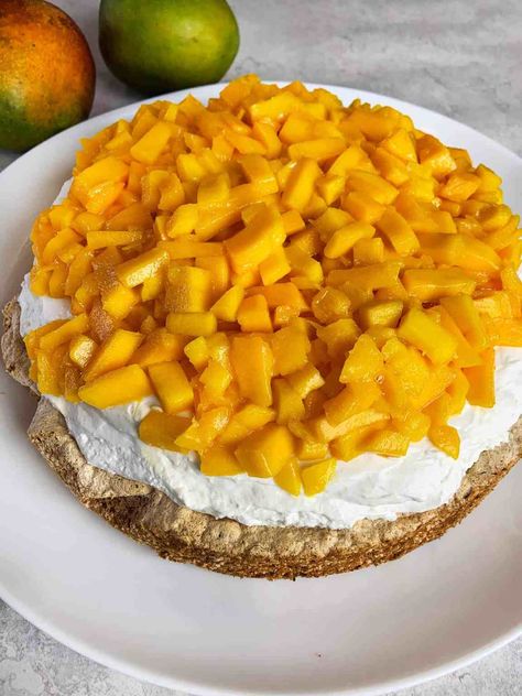 Mango meringue cake (mostachon) - HORNO MX Mostachon Cake Recipe, Mango Meringue, Chocolate Donuts Baked, Chocolate Chip Mug Cake, Pumpkin Doughnut, Frozen Yogurt Bark, Coconut Muffins, Nutella Desserts, Mexican Recipe