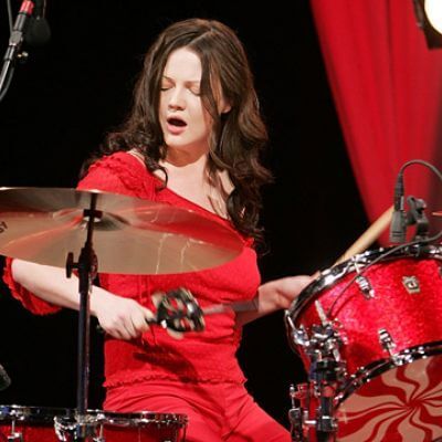 #megwhite #whitestripes #hotdrummers Female Drummer, Meg White, Sheila E, The Drums, Drum Lessons, The White Stripes, Jack White, Taylor Swift Songs, Drummers