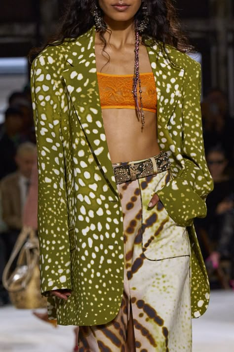 Dries Van Noten Spring 2025 Ready-to-Wear https://www.vogue.com/fashion-shows/spring-2025-ready-to-wear/dries-van-noten/slideshow/detail#50 Tropical Editorial, Night Out Looks, Love Couture, Lez A Lez, Head Scarf Styles, 2025 Trends, Spring 2025, Fashion Victim, Spring Fashion Trends