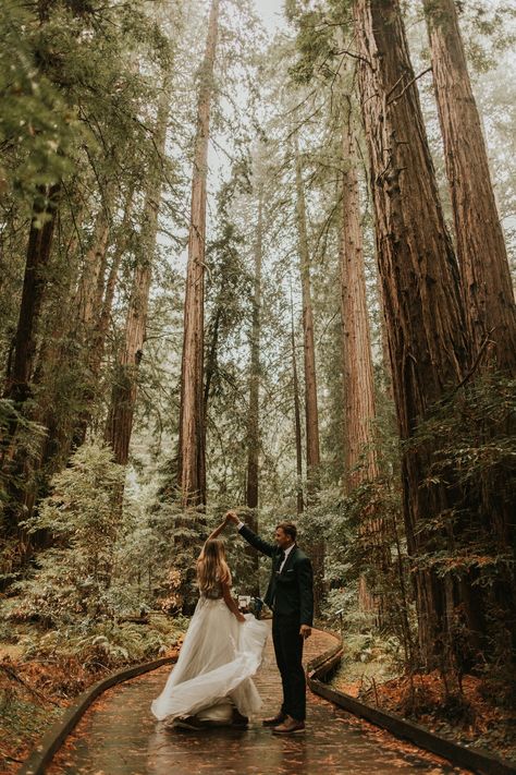 Forest Engagement Photos, Shooting Couple, Wedding Fotos, Forest Theme Wedding, Forest Engagement, Wedding Portrait Poses, Enchanted Forest Wedding, Muir Woods, Wedding Picture Poses