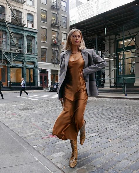 THE LIMIT DOES NOT EXIST (@jourdansloane) • Photos et vidéos Instagram Silk Slip Dress Outfit, Slip Dress Outfit Winter, Dress With Blazer Outfit, How To Style A Slip Dress, Dress And Blazer Outfit, Dress Boots Outfit, The Limit Does Not Exist, Silk Dresses Outfit, Slip Dress Outfit