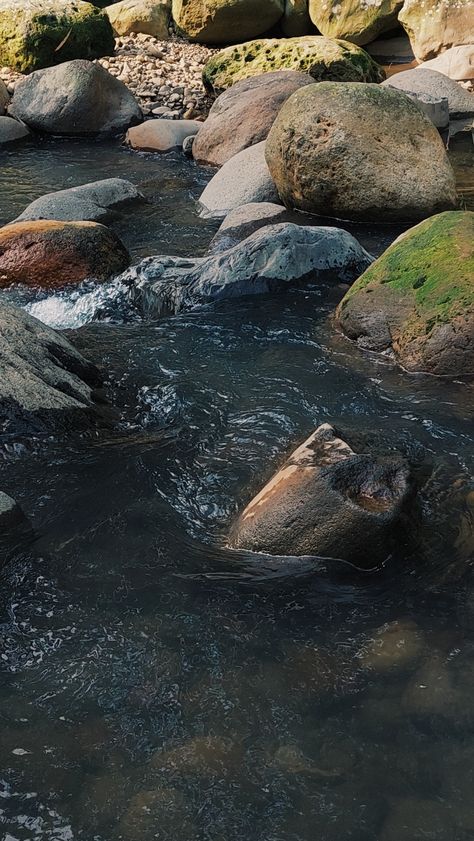 Black River Rock, River Rock Stone, Rock Background, Water River, Rock And Pebbles, River Rocks, Nature Water, Country Scenes, Cedar Rapids