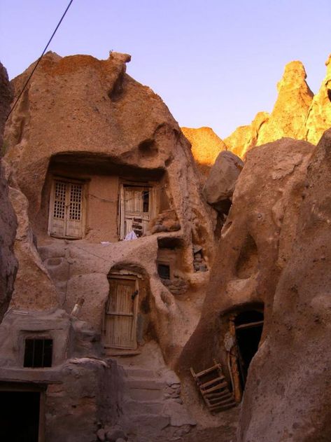 maison troglodyte, habitation en argile traditionnelle Kandovan Village, Cave Dwelling, Greek Paintings, Iran Travel, Unusual Buildings, Nature Architecture, Natural Building, Beautiful Villages, Ancient Ruins