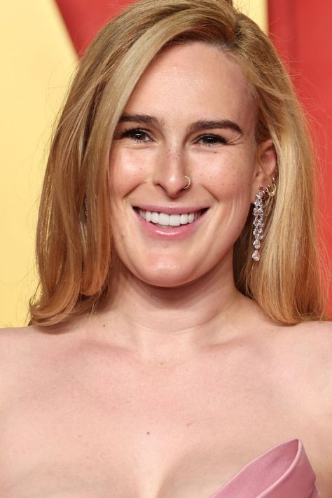 Rumer Willis shared a photo to Instagram, embracing her postpartum 'mama curves' in a Hunza G bikini and a sarong. Rumer Willis, Hunza G, Beauty Images, Sarong, Beauty Inspiration, Postpartum, A Photo, Celebrities, Beauty