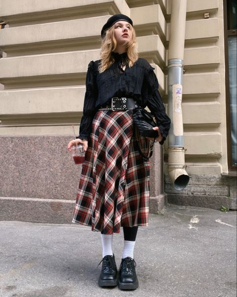 Dark Maximalism Outfits, Transitional Fall Outfits, Ireland Style, Edgy Work Outfits, Preppy Goth, Preppy Punk, Preppy Life, Lookbook Inspiration, Style Moodboard