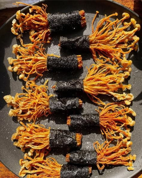 Seaweed Sheets Recipes, Fried Seaweed, Enoki Mushroom Recipe, Mushroom Food, Seaweed Wrap, Crispy Seaweed, Enoki Mushrooms, Mushroom Recipe, Deep Fry