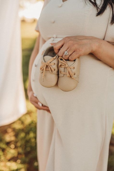 Announce Baby, Maternity Photography Winter, Bump Photoshoot, Studio Maternity Shoot, Pregnancy Announcement Pictures, Baby Bump Photoshoot, Winter Maternity Photos, Outdoor Maternity Photos, Pregnancy Photos Couples