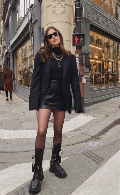 Black Leather Mini Skirt Outfit, Blazer And Skirt Outfits, Outfits With Mini Skirts, Blazer Outfits Women, Mini Skirt Outfit Winter, Leather Mini Skirt Outfit, Black Mini Skirt Outfit, Chic Black Outfits, Black Blazer Outfit