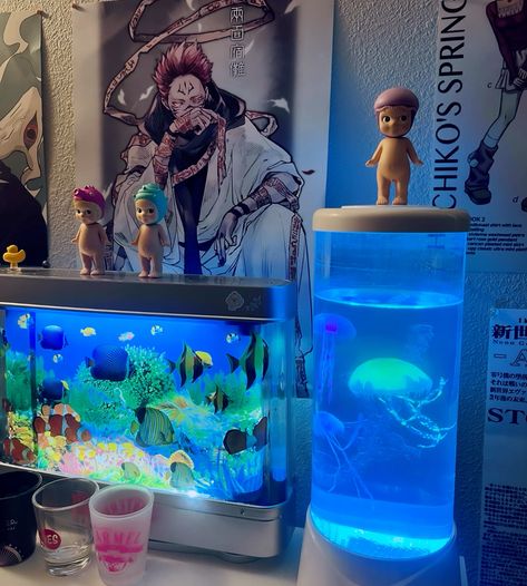 jellyfish tank aquarium lamp room inspo jjk jujusu kaisen sonny angels room decor juminocore Room Ideas Juminocore, Jellyfish Bedroom Aesthetic, Juminocore Room Decor, Aquatic Room Decor, Aquarium Room Decor, Sonny Angel Room Decor, Blue Room Inspo Aesthetic, Aquatic Room Aesthetic, Ocean Acubi Room