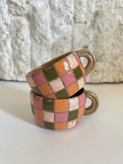 Checkerboard Pottery, Plaid Ceramic, Chunky Mug, Mug Glaze Ideas, Pottery Underglaze Ideas, Ceramic Mug Painting Ideas, Ceramic Cafe, Pottery Painting Designs, Diy Pottery