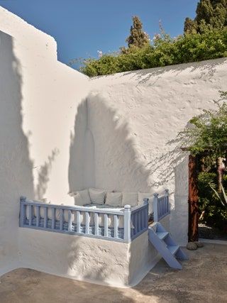 Designer John Stefanidis has created a home with a mythic quality on the Greek island of Patmos Greek Home Decor Interior Design, Greek Garden Design, Greek Terrace Design, Greek Style Homes, Greek Island Home, Greek Decor Outdoor, Greek Home Interior, Greek Rooftop Terrace, Cycladic Interior