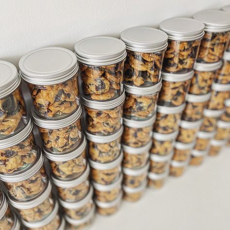 Cookies Bottle Packaging, Mini Cookies Packaging, Hampers Cookies, Cookie Containers, Brownie Packaging, Bakery Packaging Design, Bake Sale Packaging, Granola Cookies, Biscuits Packaging