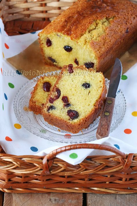 Dried cranberry crème fraîche loaf cake Greek Yogurt Loaf, Greek Yogurt Pound Cake, Yogurt Loaf Cake, Yogurt Pound Cake, Dried Fruit Cookies, Greek Yogurt Cake, Dried Cranberry, Cranberry Cake, Quick Dessert Recipes