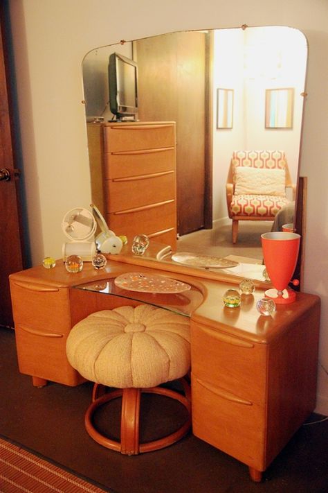 Modern Bedroom Vanities - Foter Vintage Orange Bedroom, 50s Bedroom Aesthetic, Bedroom With Vanity, 1950s Bedroom Decor, 70s Style Bedroom, 1970s Vanity, 50s Bedroom, 50s Vanity, 1950s Bedroom